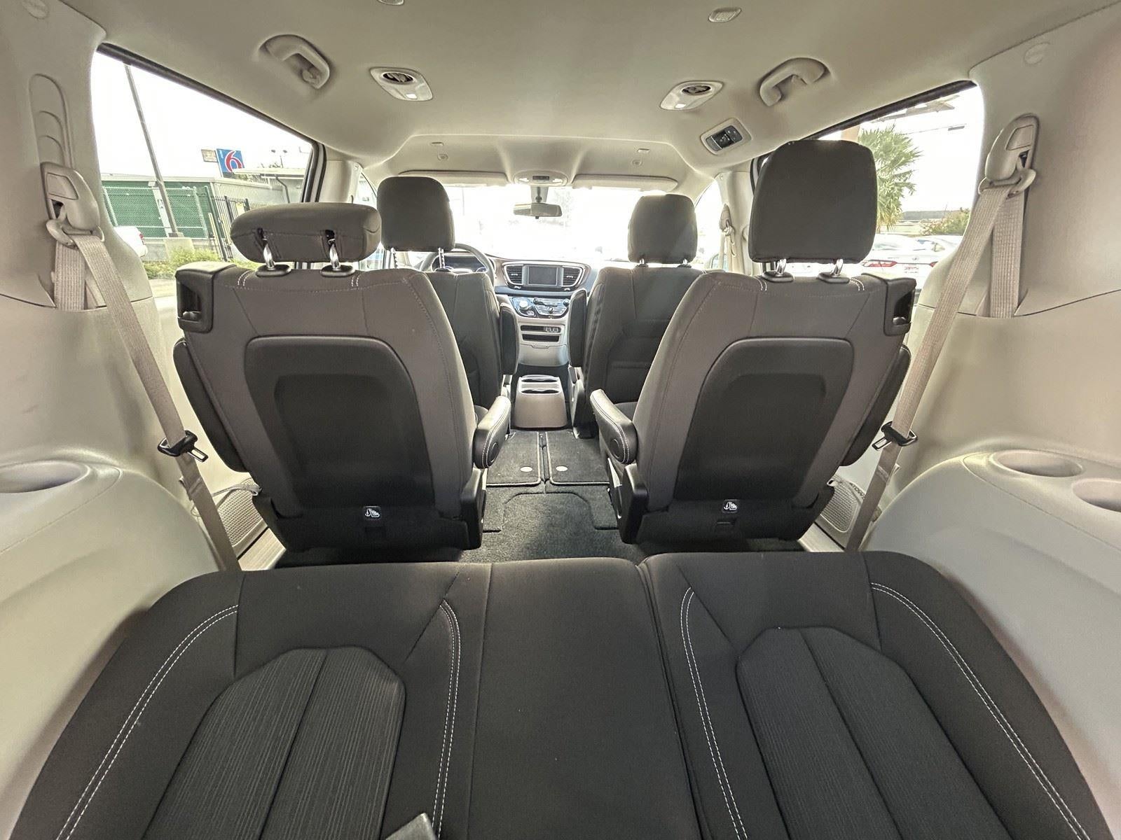 2022 Chrysler Voyager LX